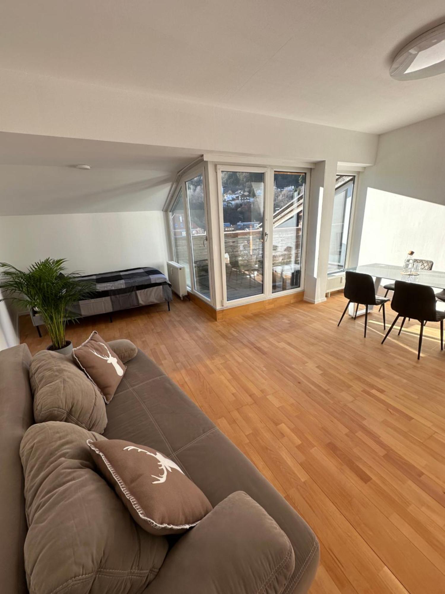 Geraeumiges Sonniges Apartment Mit Bergblick イムスト エクステリア 写真