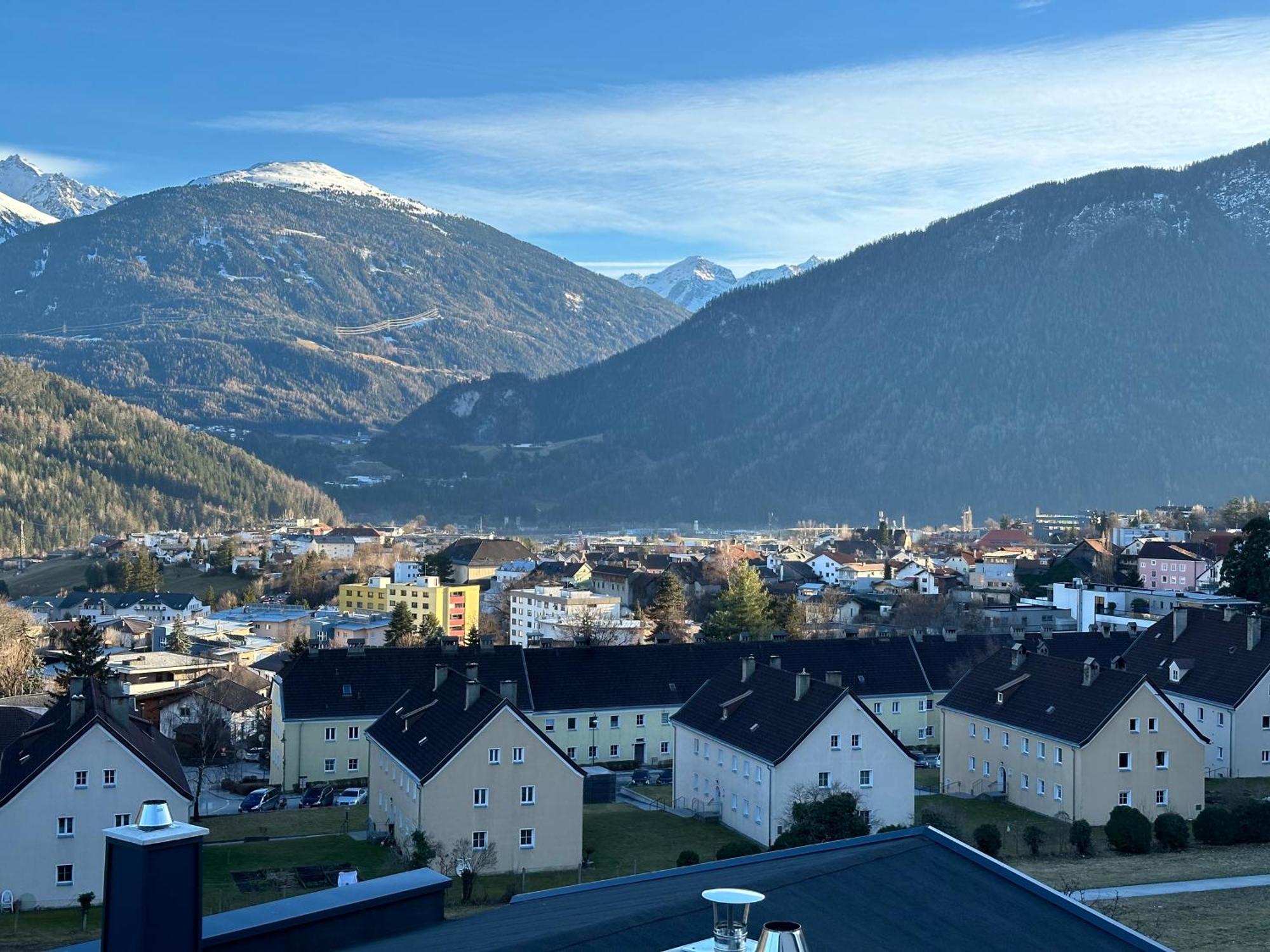 Geraeumiges Sonniges Apartment Mit Bergblick イムスト エクステリア 写真